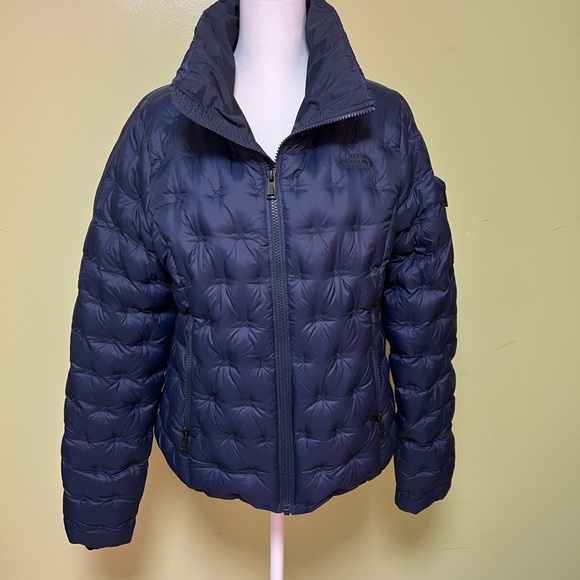 The North Face Holladown crop Cross-Stitch Goose Down Puffer Jacket, size Medium - Picture 9 of 17